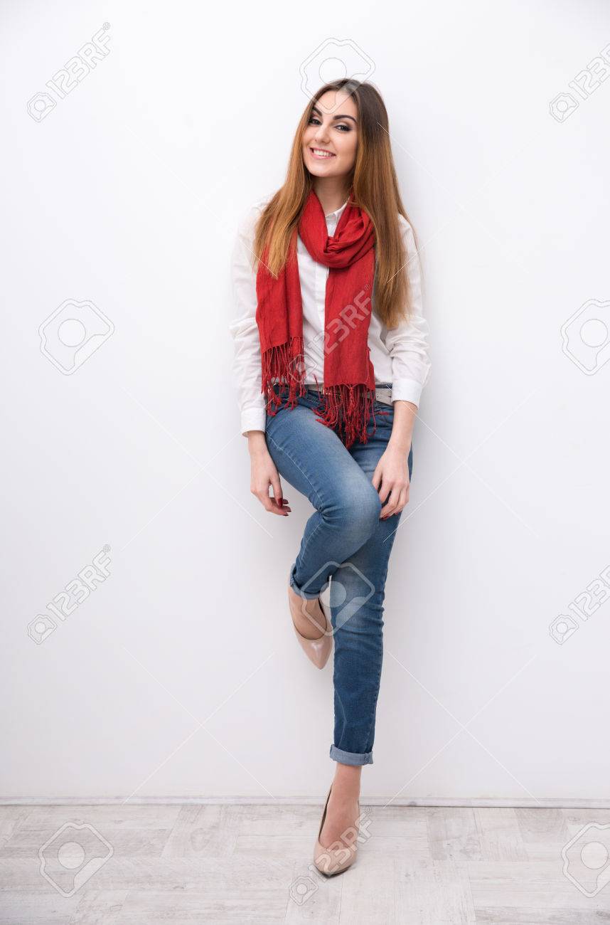 壁に寄り掛かって幸せなカジュアルな女 の写真素材 画像素材 Image