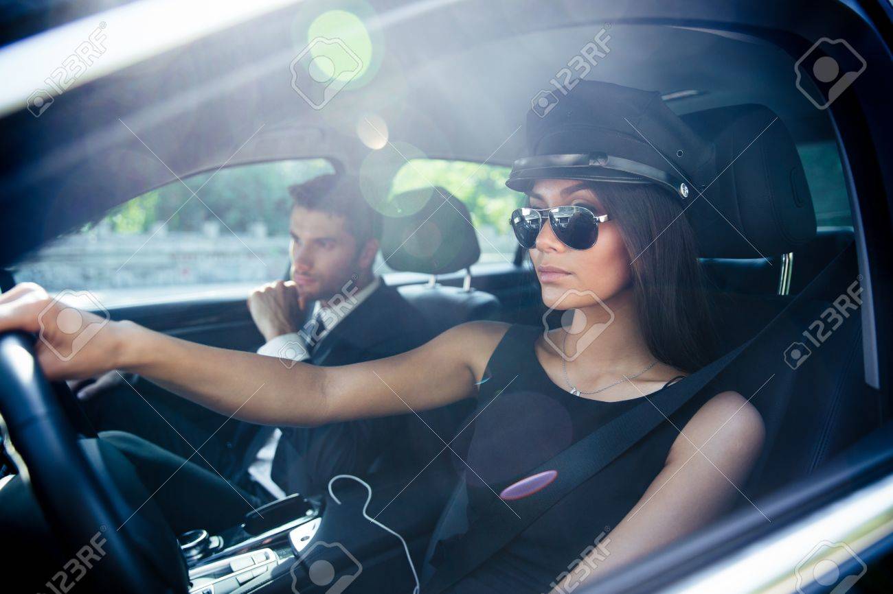 車を運転してサングラスの美しいファッション女性の肖像画 の写真素材 画像素材 Image 車を運転してサングラスの美しいファッション女性の肖像画 の写真素材 画像素材 Image