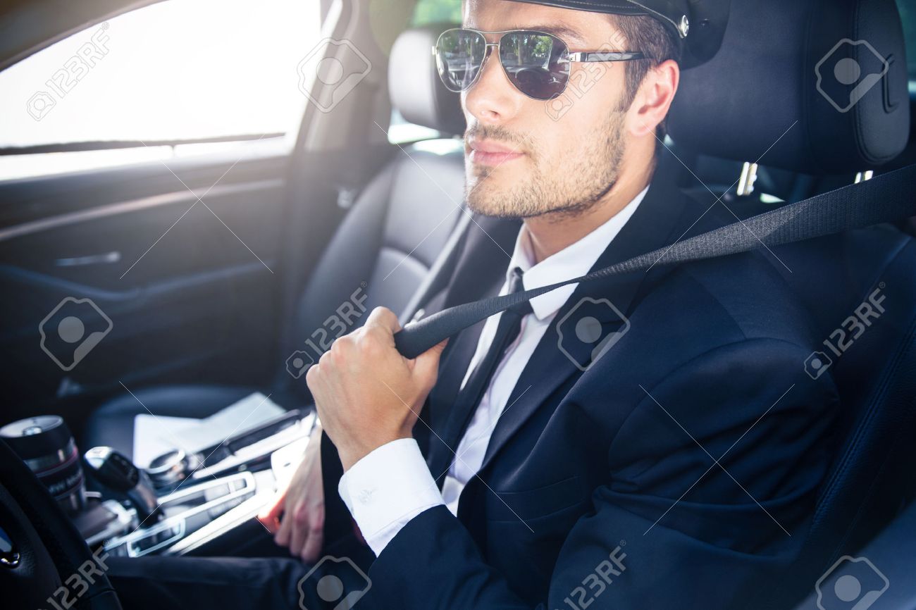 車に座っているサングラスでハンサムな男性の運転手の肖像画 の写真素材 画像素材 Image 車に座っているサングラスでハンサムな男性の運転手の肖像画 の写真素材 画像素材 Image