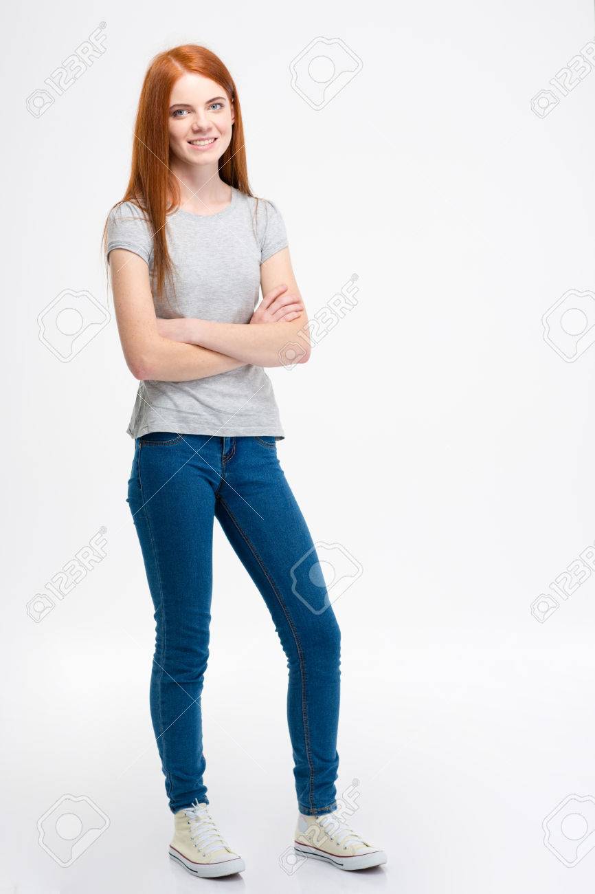 白い背景の上の交差の腕を持つ長い赤髪立って 若くてきれいな女性 の写真素材 画像素材 Image