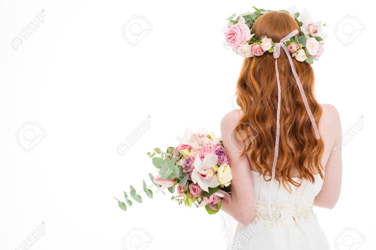 白い背景で隔離の花で立っている赤毛の女性の後ろ姿の肖像画 の写真素材 画像素材 Image