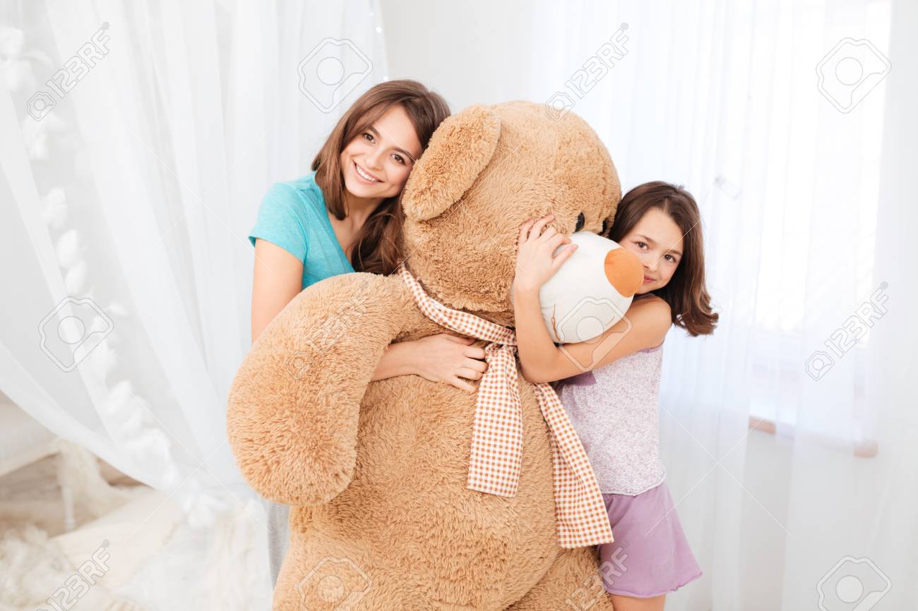 2 つの美しい幸せな女の子に立って 子供部屋に巨大なクマのぬいぐるみを抱きしめる の写真素材 画像素材 Image 2 つの美しい幸せな女の子に立って 子供部屋に巨大なクマのぬいぐるみを抱きしめる の写真素材 画像素材 Image