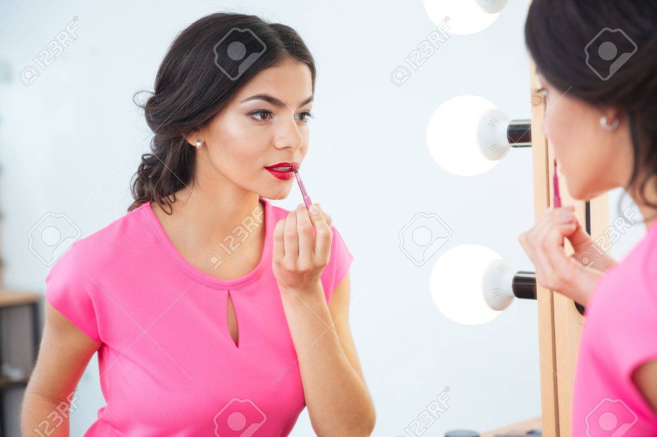鏡を見て 彼女の唇に赤い口紅を適用するリップ ブラシを持つ魅力的な若い女性 の写真素材 画像素材 Image 鏡を見て 彼女の唇に赤い口紅を適用するリップ ブラシを持つ魅力的な若い女性 の写真素材 画像素材 Image