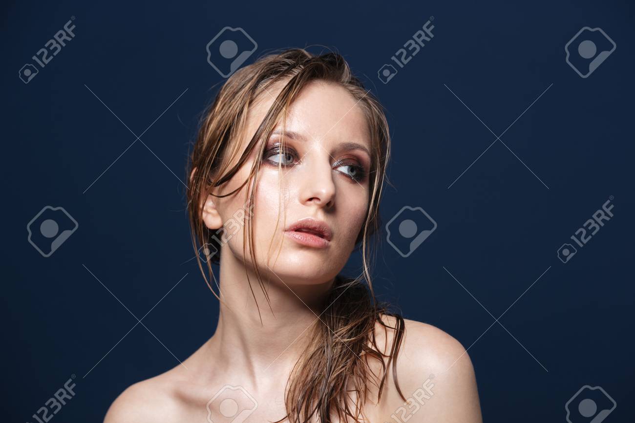 青の背景にポーズをとって新鮮な肌とかわいい女性の美ポートレート の写真素材 画像素材 Image