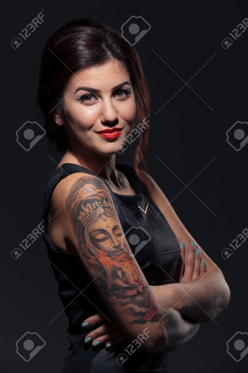 Portrait Von Attraktiven Lachelnde Junge Frau Mit Tattoo Auf Ihren Handen Lizenzfreie Fotos Bilder Und Stock Fotografie Image