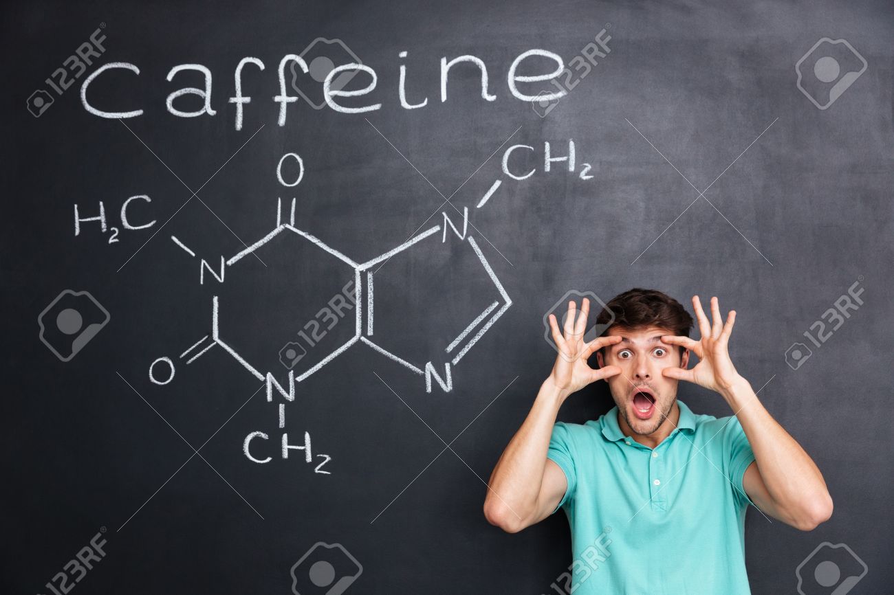 Jeune Professeur Fou Drôle De Chimie Debout Et Criant Sur Fond Tableau - 