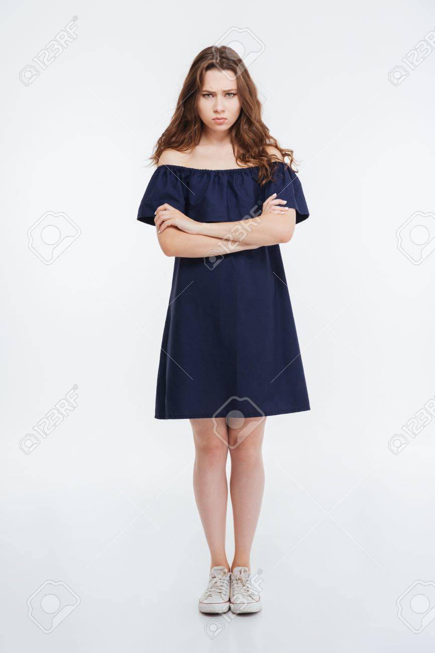 腕を組んで白い背景の上に立って怒っているかなり若い女性の完全な長さ の写真素材 画像素材 Image 腕を組んで白い背景の上に立って怒っているかなり若い女性の完全な長さ の写真素材 画像素材 Image