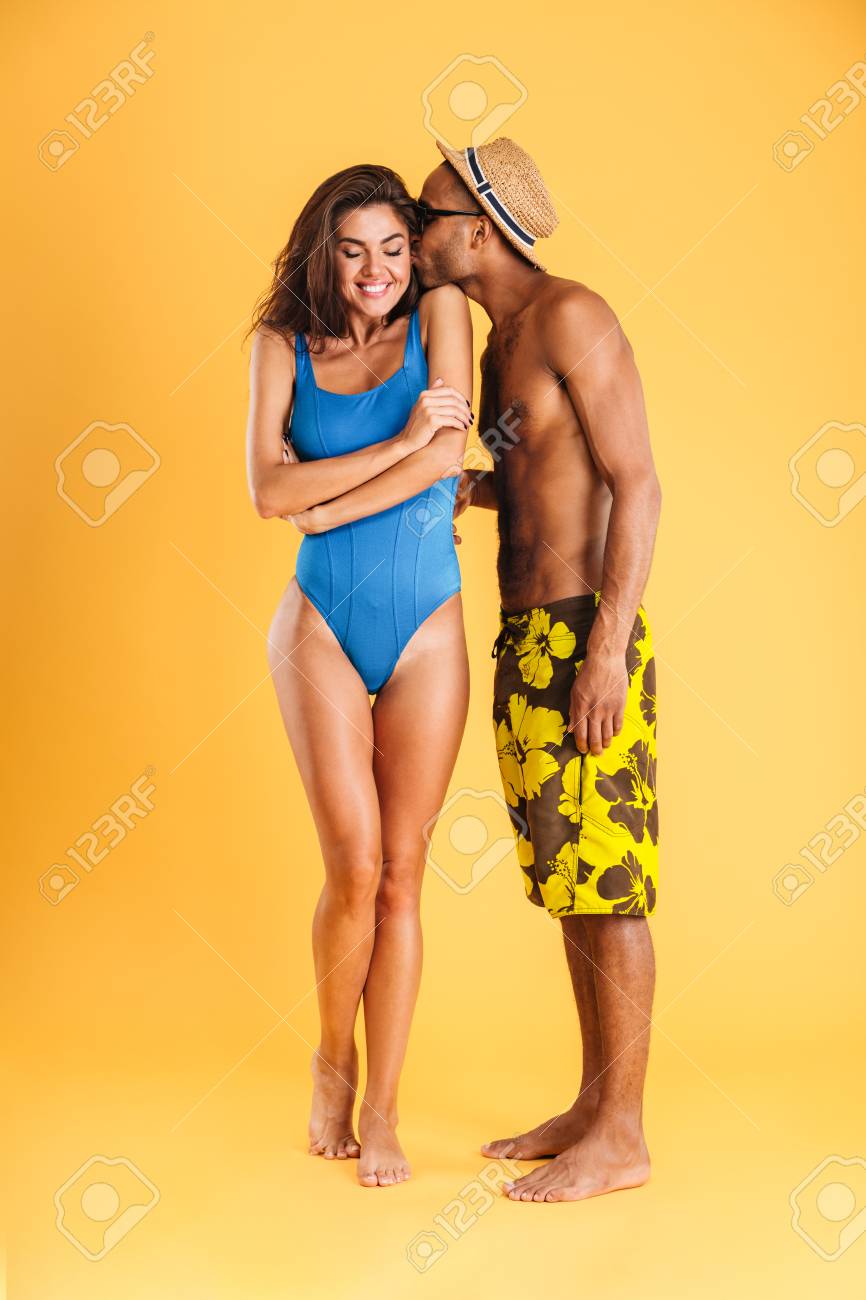 水着は オレンジ色の背景に分離されたキスに愛する若いカップル の写真素材 画像素材 Image