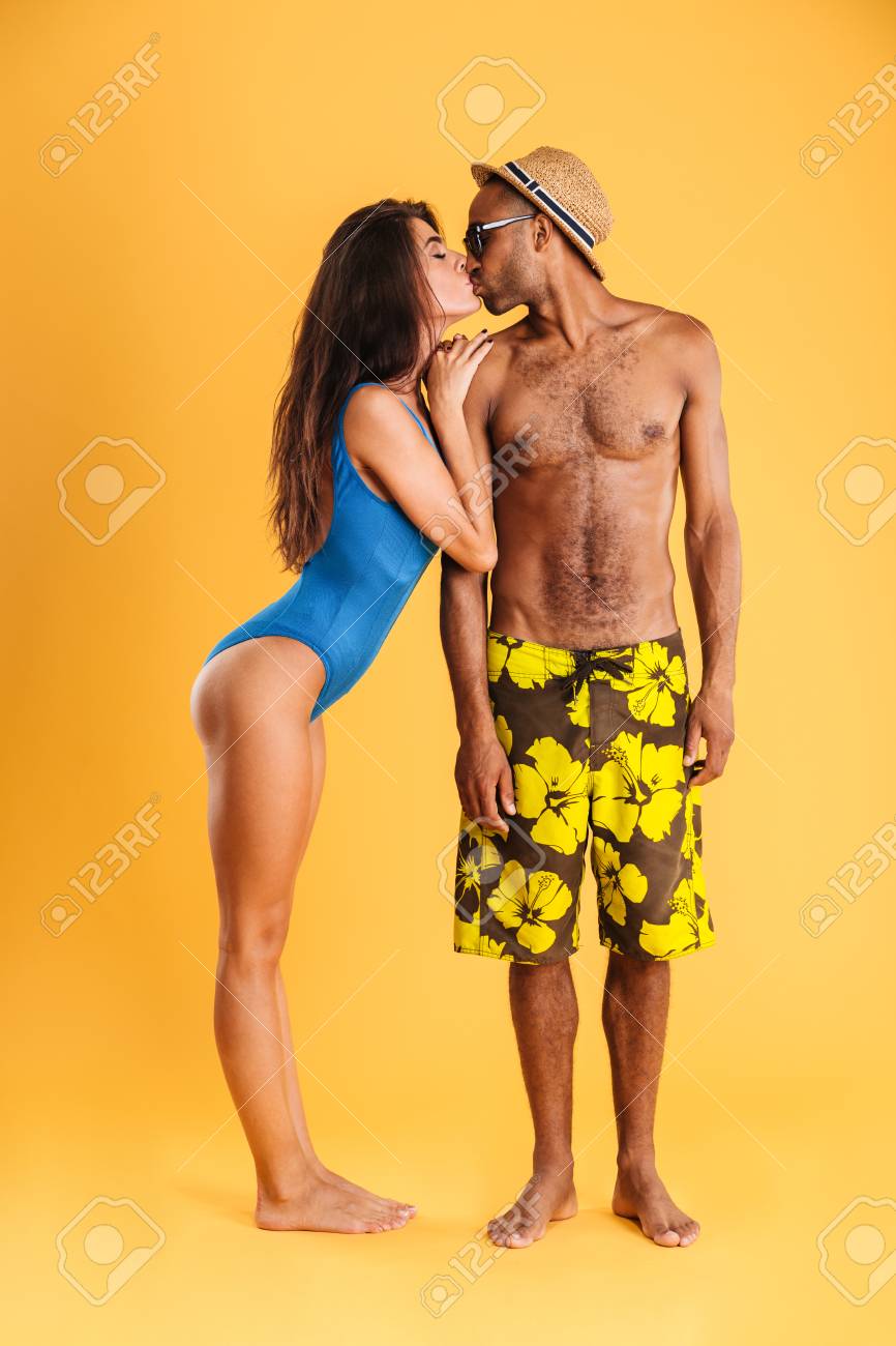 水着は オレンジ色の背景に分離されたキスに愛する若いカップル の写真素材 画像素材 Image