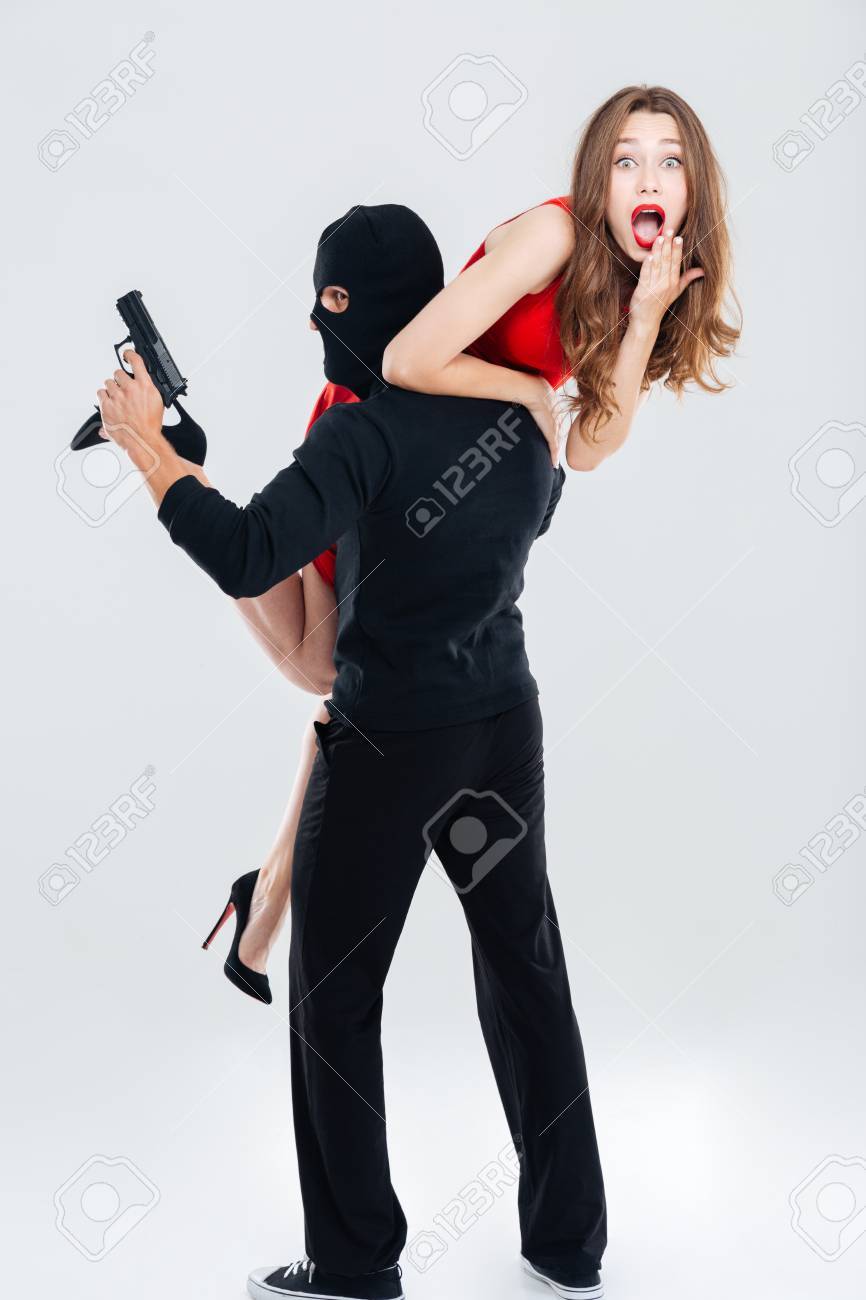 In Voller Lange Von Mann In Kopfschutz Mit Gewehr Stehlen Junge Frau Lizenzfreie Fotos Bilder Und Stock Fotografie Image 62643842