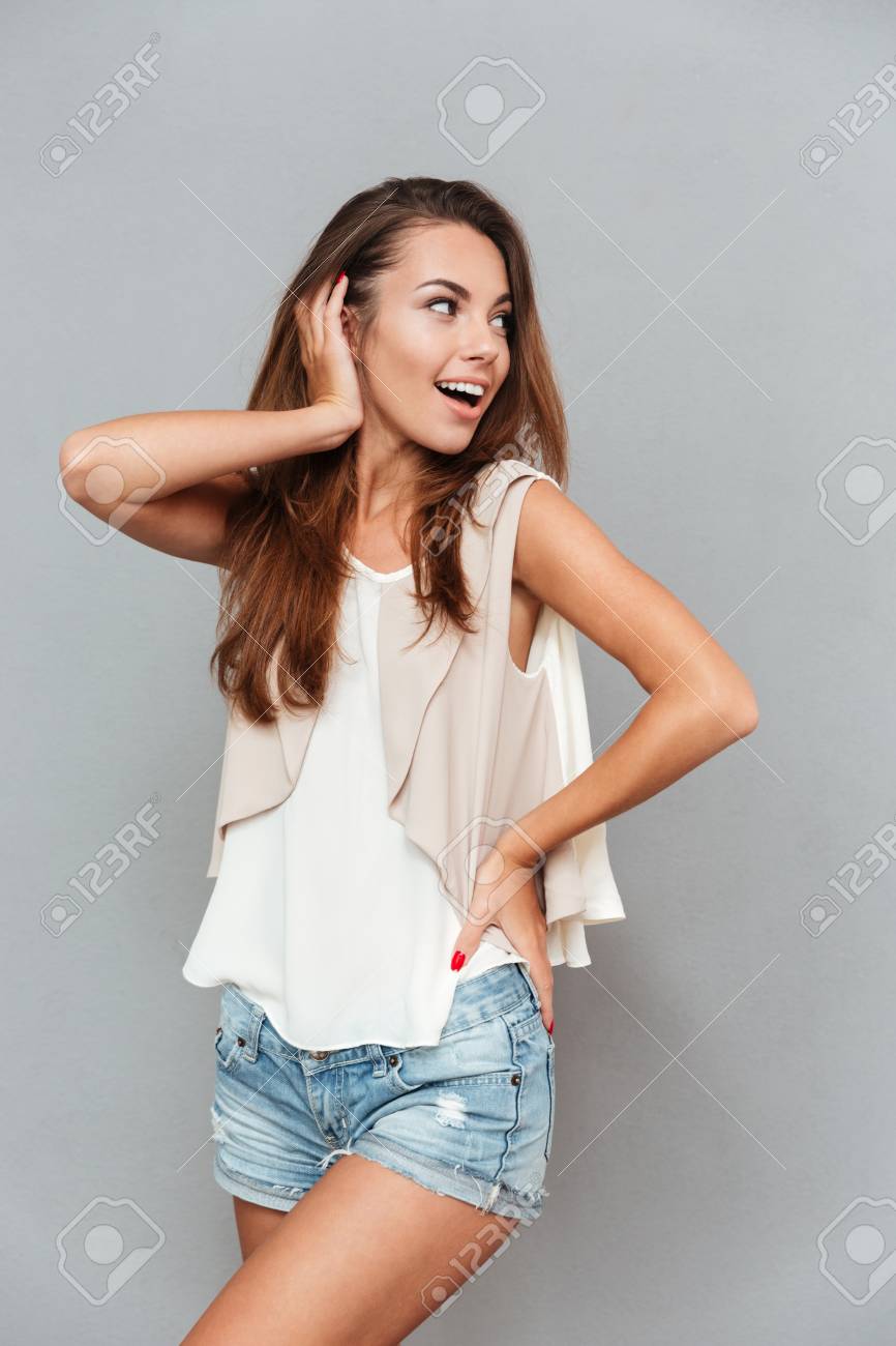 笑顔の若い可愛い女の子ポーズと灰色の背景に分離を離れて の写真素材 画像素材 Image 笑顔の若い可愛い女の子ポーズと灰色の背景に分離を離れて の写真素材 画像素材 Image