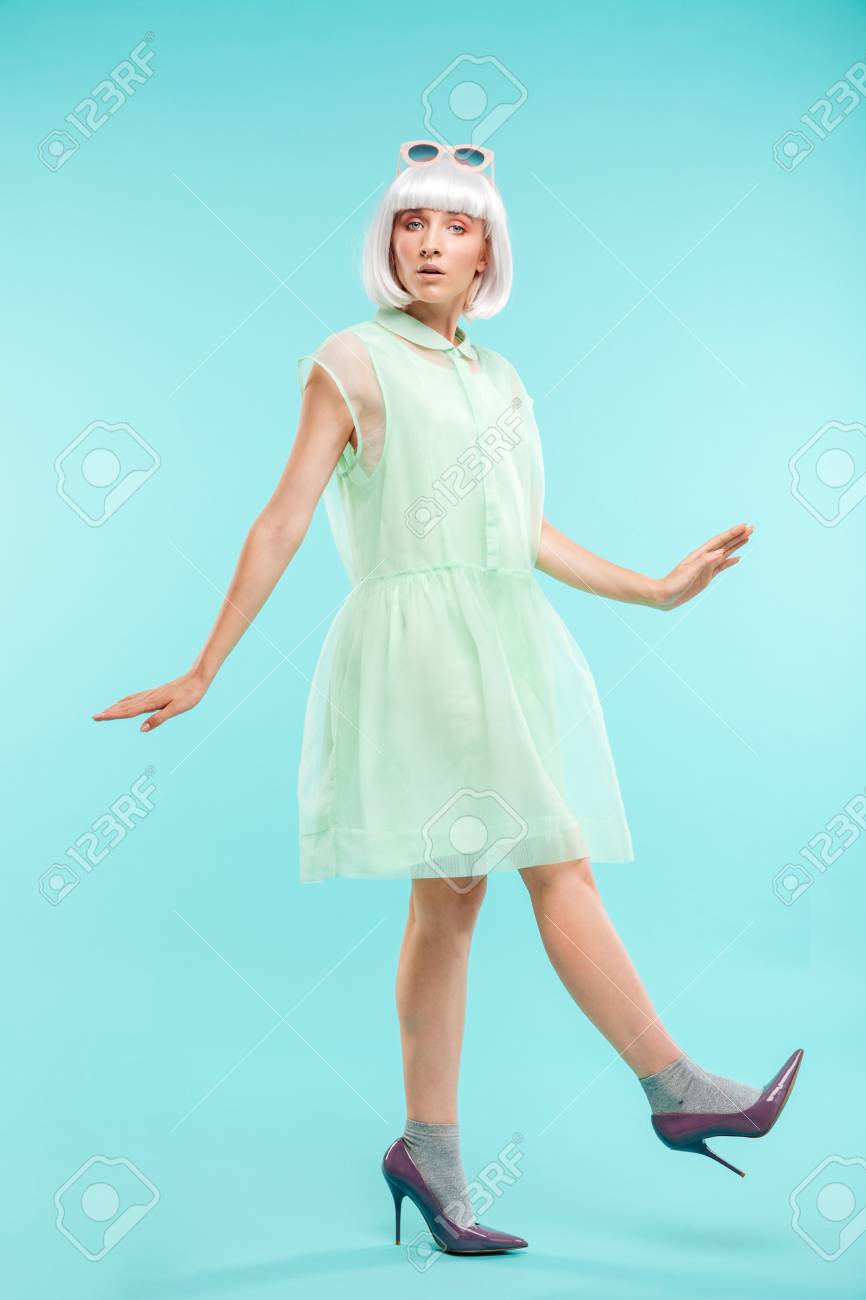 ドレスは立ちポーズでかわいい 遊び心のある若い女性の完全な長さ の写真素材 画像素材 Image