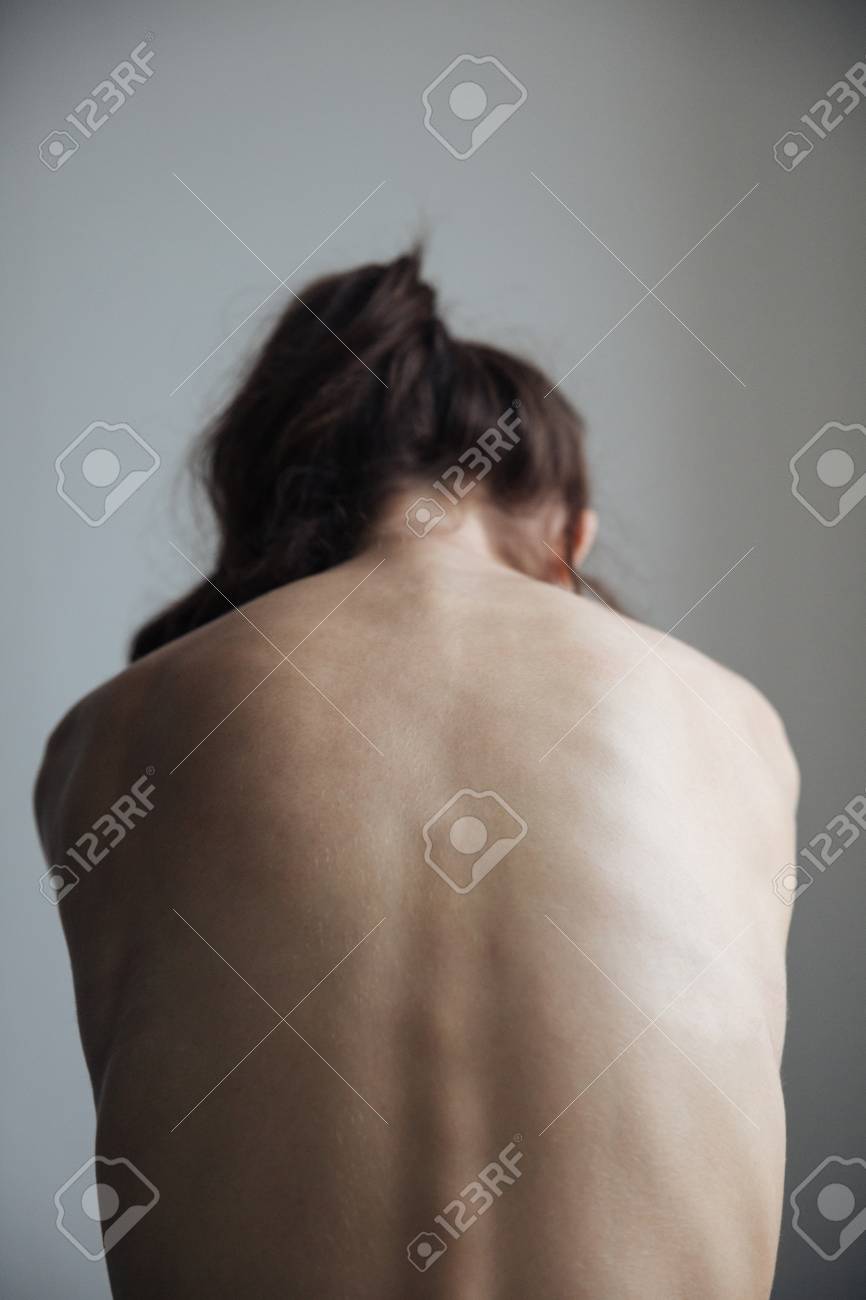 裸の女性の後ろ姿 孤立した灰色の背景 の写真素材 画像素材 Image 裸の女性の後ろ姿 孤立した灰色の背景 の写真素材 画像素材 Image
