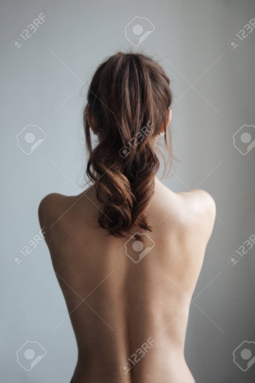 後姿ヌード かなり裸の女性の後ろ姿。孤立した灰色の背景の写真素材・画像素材 Image 67968434