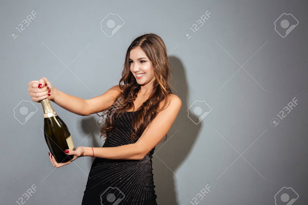 ボトルにかわいいモデルです 黒のドレスの少女 シャンパンのボトル の写真素材 画像素材 Image