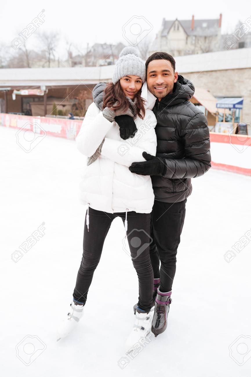 Imagen De La Pareja Cariñosa Alegre Joven Que Patina En La Pista De Hielo Al Aire Libre. Mirando A La Cámara. Fotos, Retratos, Imágenes Y Fotografía De Archivo Libres De Derecho. Image Imagen De La Pareja Cariñosa Alegre Joven Que Patina En La Pista De Hielo Al Aire Libre. Mirando A La Cámara. Fotos, Retratos, Imágenes Y Fotografía De Archivo Libres De Derecho. Image