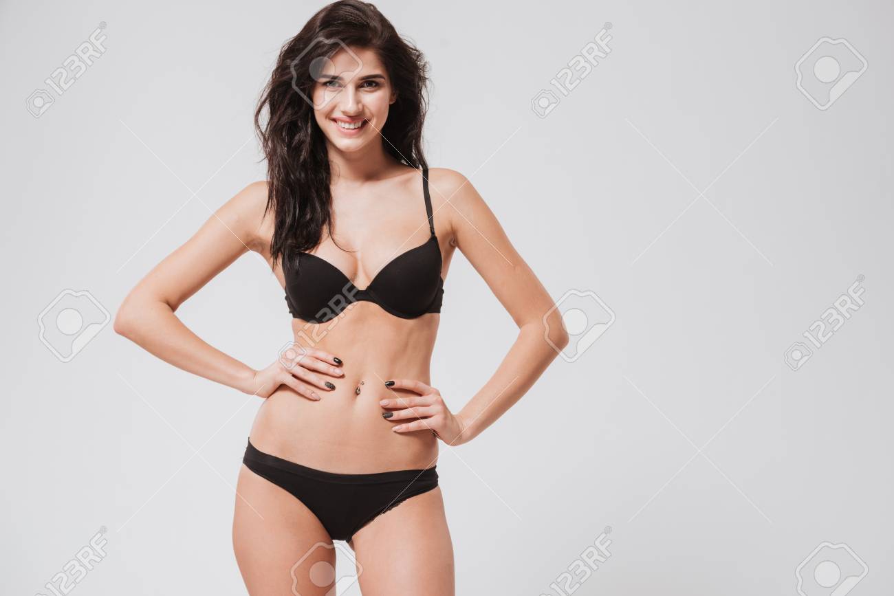 Retrato De Una Mujer Hermosa Que Presenta En Lencería Con Las Manos En Las Caderas Aisladas En Un Fondo Blanco Fotos, Retratos, Imágenes Y Fotografía De Archivo Libres De Image 75582024.