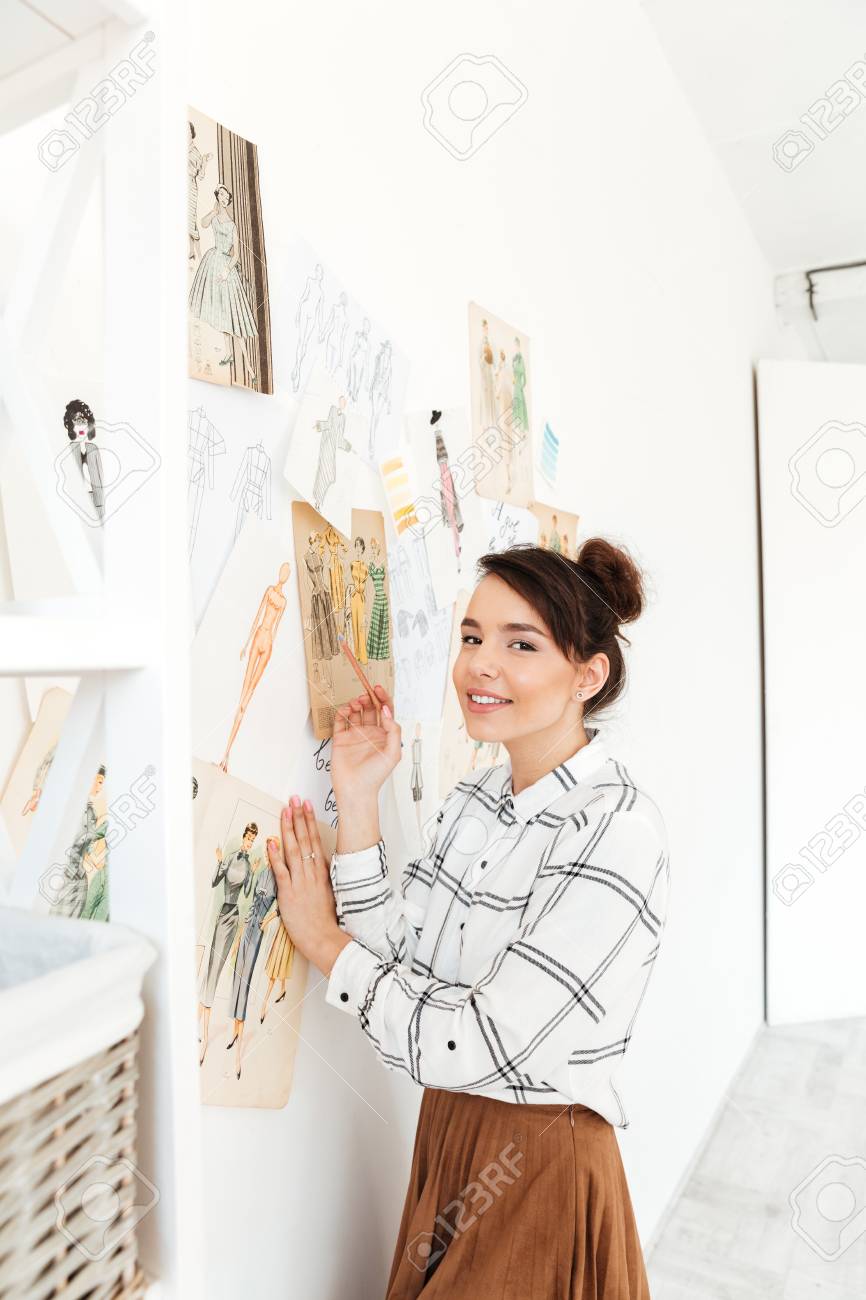 若い幸せな女ファッション イラストレーター イラストの多くの近くに立って 図面のイメージ カメラを見ています の写真素材 画像素材 Image