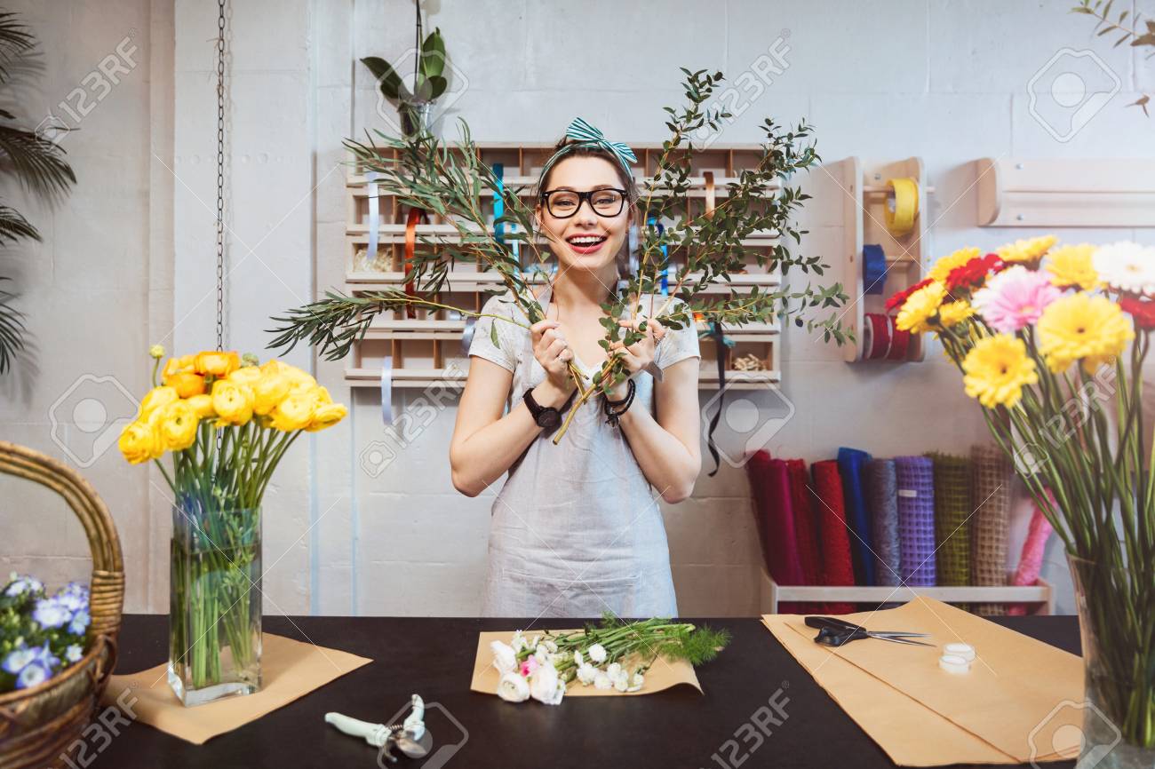 陽気な面白いの若い女性花屋花束を作ると フラワー ショップで楽しんで の写真素材 画像素材 Image