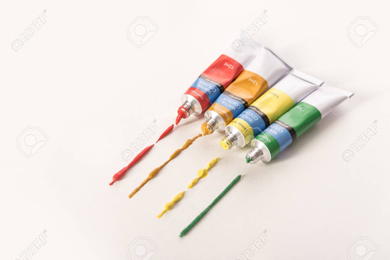 白い背景に分離されたトレースをして別の色の水彩絵の具チューブ の写真素材 画像素材 Image