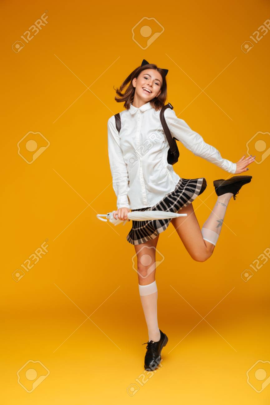 制服を着て傘を押しながらジャンプし オレンジ色の背景に分離カメラ目線ながらポーズをとって陽気な若い女子高生の完全な長さの肖像画 の写真素材 画像素材 Image 制服を着て傘を押しながらジャンプし オレンジ色の背景に分離カメラ目線ながらポーズをとって陽気な若い女子高生の完全な長さの肖像画 の写真素材 画像素材 Image