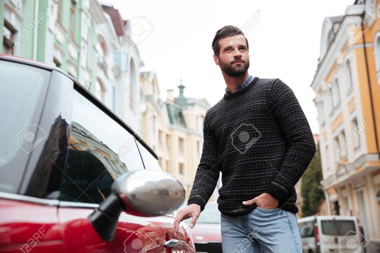 セーターを着た自信のあるあごひげの男の肖像画が屋外で車に乗り込む の写真素材 画像素材 Image 9345 セーターを着た自信のあるあごひげの男の肖像画が屋外で車に乗り込む の写真素材 画像素材 Image 9345