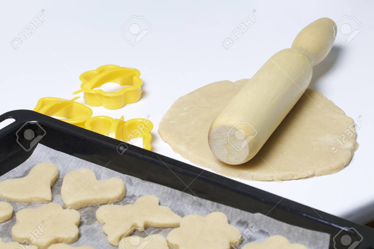 家でクッキーを焼くの準備 テーブルにロール生地を麺棒の木が横たわっていた そば生地を美しい形にするプラスチック金型 鉄鍋でテストのバーを積み上げ 紙と並ぶ の写真素材 画像素材 Image 家でクッキーを焼くの準備 テーブルにロール生地を麺棒の木が横たわっていた そば生地を美しい形にするプラスチック金型 鉄鍋でテストのバーを積み上げ 紙と並ぶ の写真素材 画像素材 Image