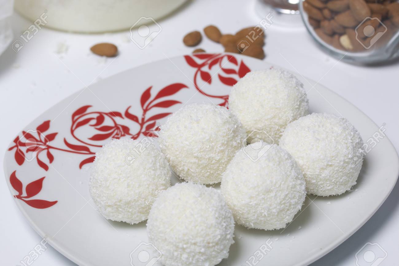 自宅のラファエロのお菓子の準備 既製のお菓子は プレート上にあります の写真素材 画像素材 Image