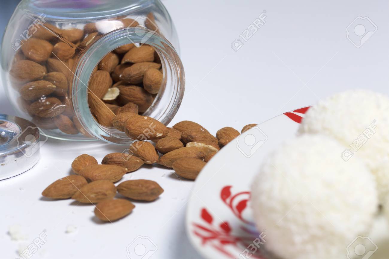 自宅のラファエロのお菓子の準備 既製のお菓子は プレート上にあります 散乱のアーモンドと Jar の背景 の写真素材 画像素材 Image