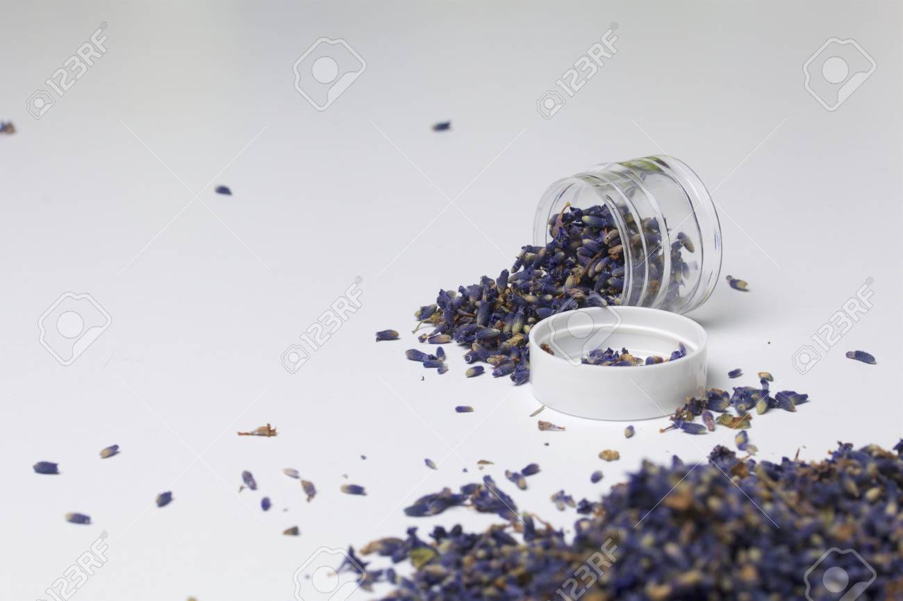 ラベンダーのドライフラワー 乾燥ラベンダー花序で満ちている瓶を覆し 花が点在しています 表面の近くの花も点在しています 白地 の写真素材 画像素材 Image
