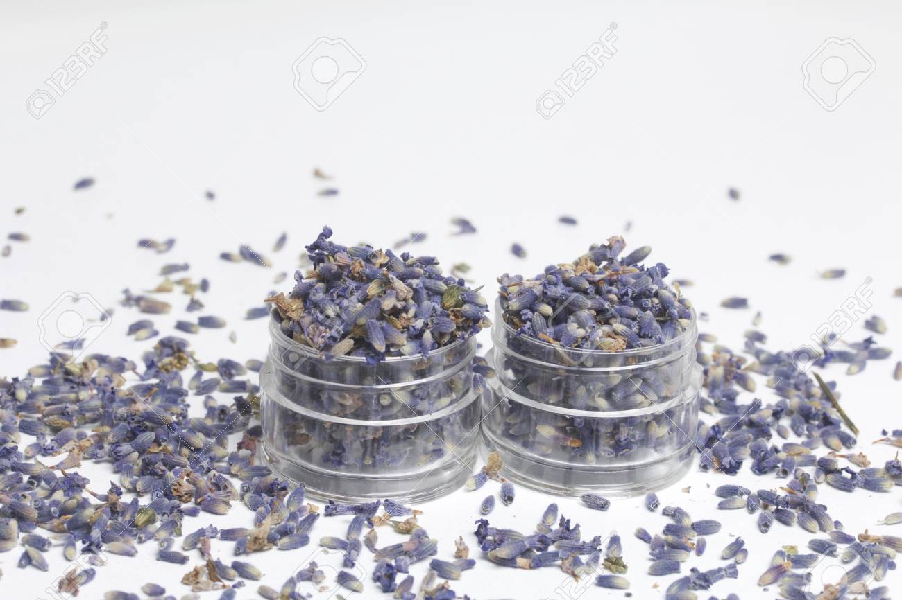 ラベンダーのドライフラワー 2 つの瓶は 乾燥ラベンダー花序でいっぱい 彼らはサイドバイ サイドに立っています 表面の近くの花も点在しています 白地 の写真素材 画像素材 Image