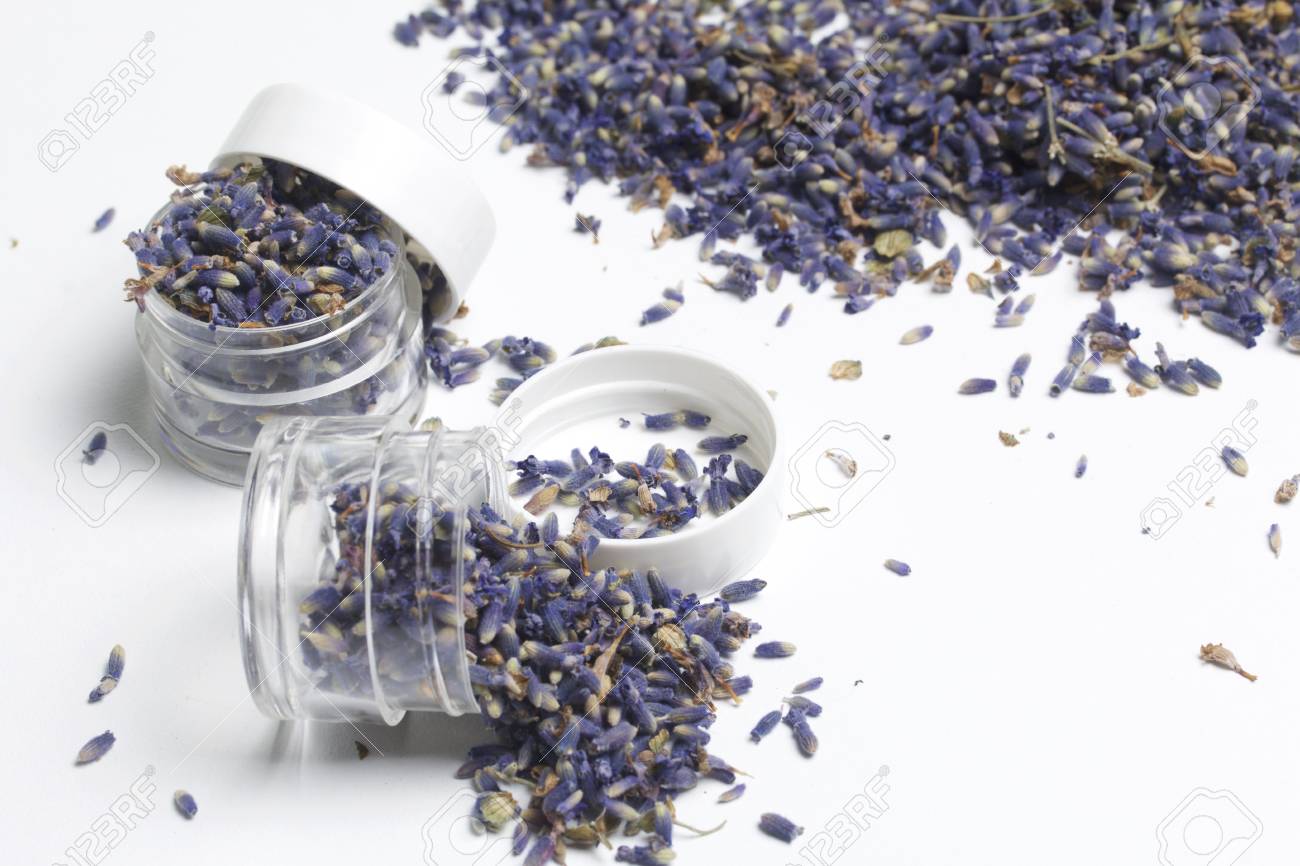 ラベンダーのドライフラワー 2 つの瓶は 乾燥ラベンダー花序でいっぱい 1 つは転覆させた 花が点在しています 表面の近くの花も点在しています 白地 の写真素材 画像素材 Image