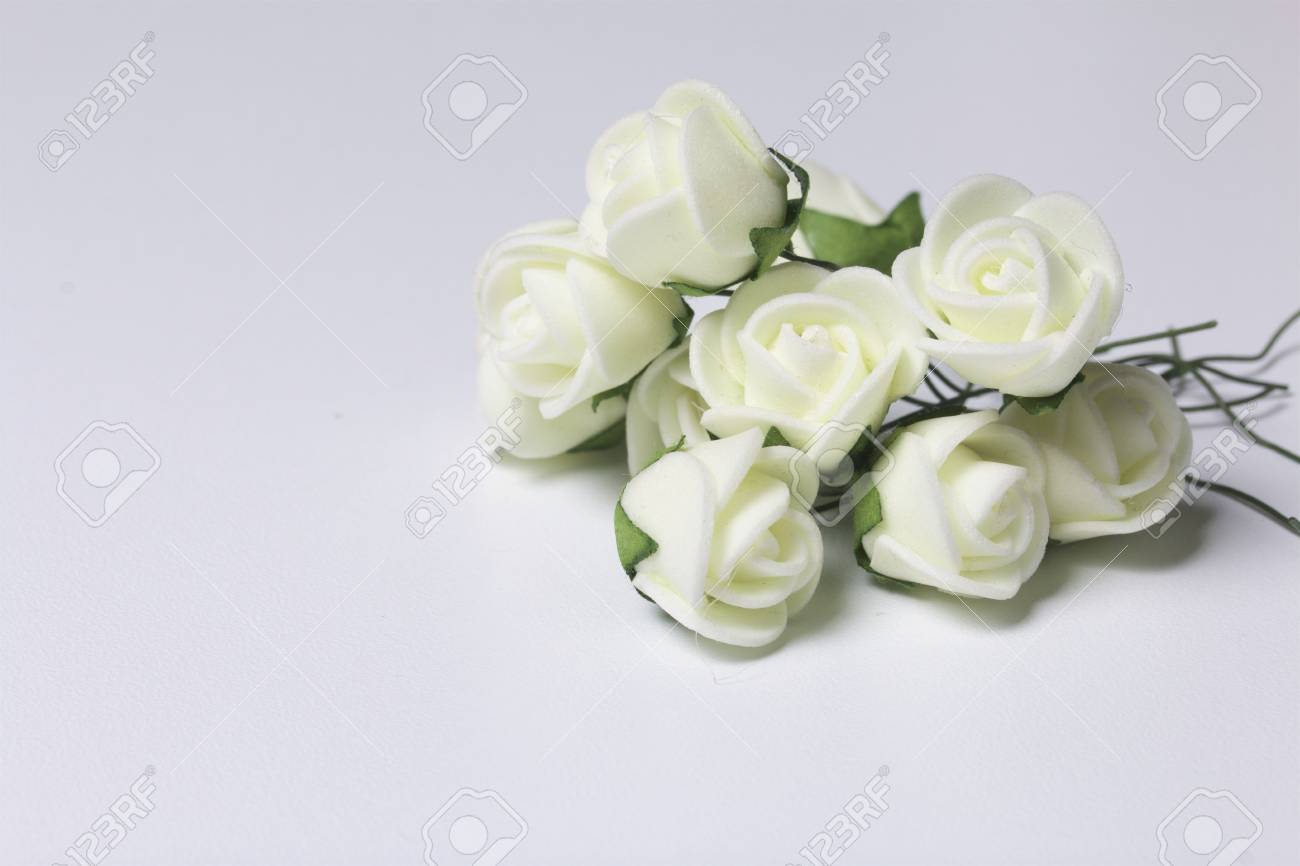 Ornements Pour Les Célébrations Un Bouquet De Fleurs Artificielles Roses Beige Sur Fond Blanc