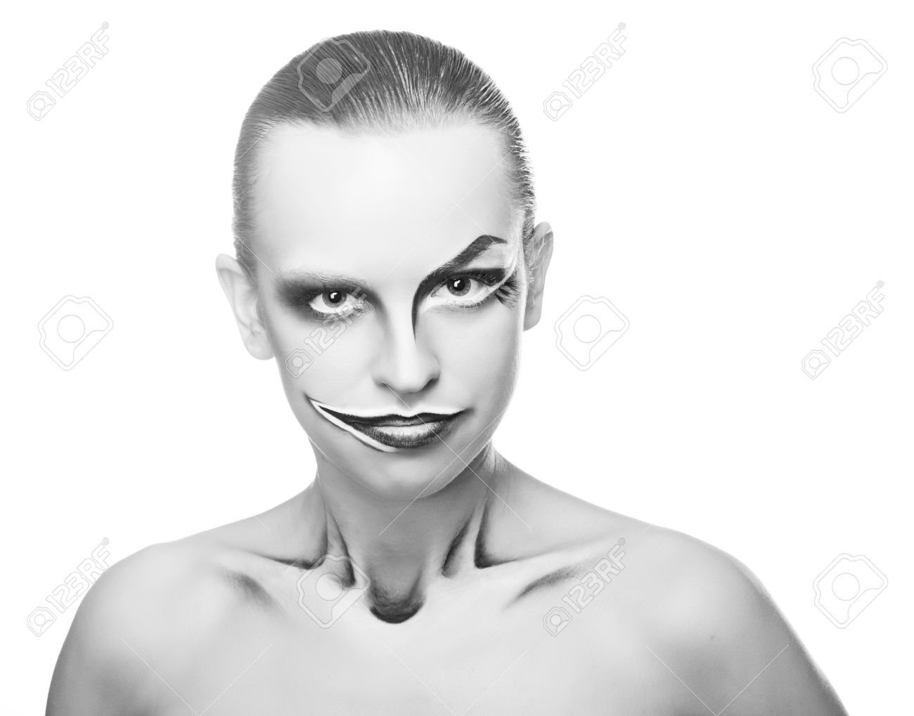 ジョーカー 普通でないメイクのピエロを持つ少女 黒と白のスタイルでクローズ アップ肖像画 の写真素材 画像素材 Image 35631940