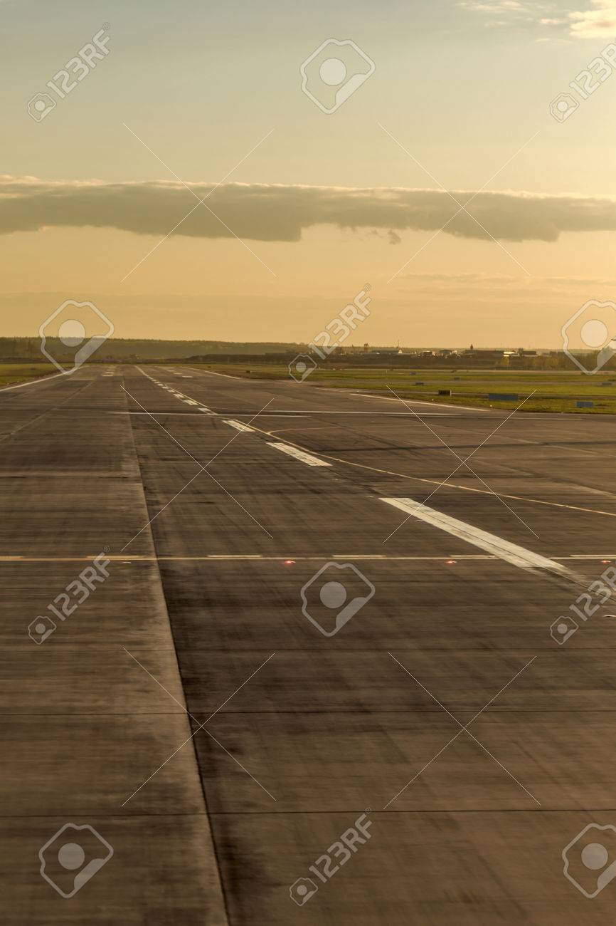 Pista Vazia Com Marcações Rodoviárias No Aeroporto À Espera De Embarcar No  Avião. Pôr Do Sol. Conceito De Viagem. Foto Royalty Free, Gravuras, Imagens  e Banco de fotografias. Image 69204500, image size:866x1300