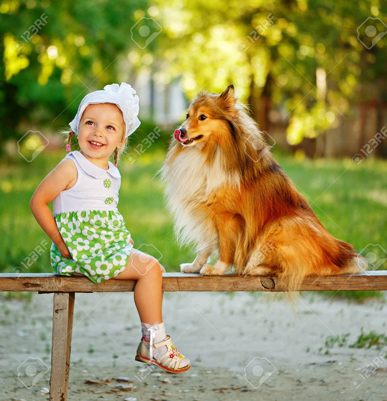Kleines Madchen Und Hund Sheltie Auf Der Bank Sitzen Madchen Und Hund Zur Seite Schauen Freundschaft Zwischen Mensch Und Tier Lizenzfreie Fotos Bilder Und Stock Fotografie Image 44027575
