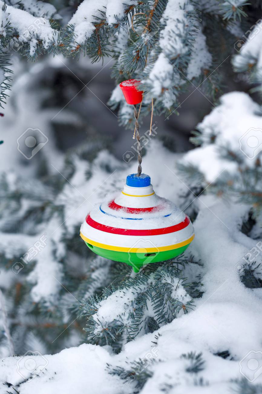 Albero Di Natale Yule.Immagini Stock Yule Come Le Decorazioni Di Natale Sull Albero Di Natale Nel Parco Della Citta In Inverno Umore Natalizio Image 69213505