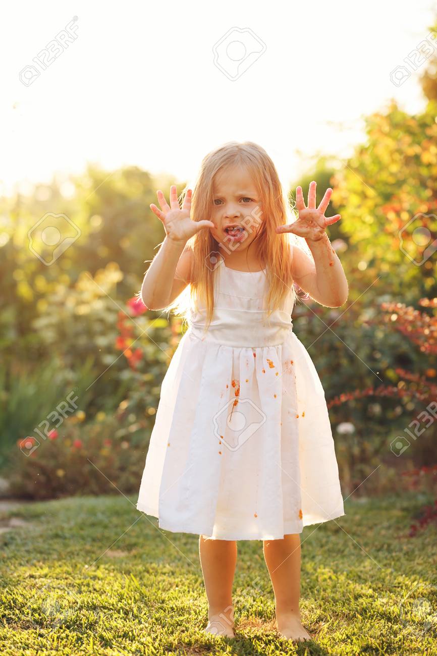 Nettes Kleines Madchen In Einem Weissen Kleid Schmutzige Angst In Tomatensaft Kleiden Ein Madchen Steht Barfuss Auf Dem Rasen Lizenzfreie Fotos Bilder Und Stock Fotografie Image 69213590