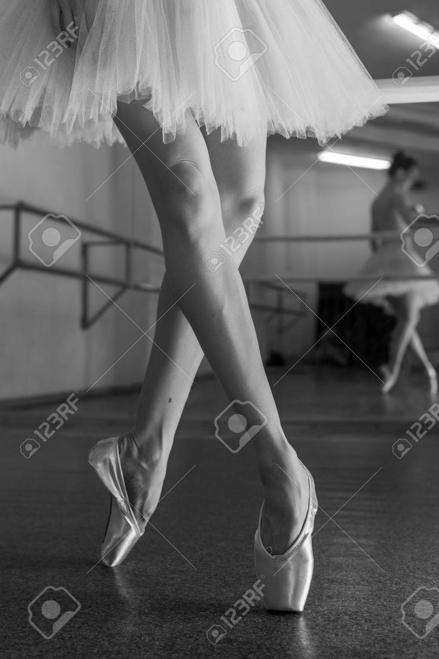 Ballerine En Pointes Et Tutu Se Rechauffant Avant Les Cours De Danse Pieds Feminins Croises Longs Et Minces Ballet Classique Danseuse Etoile Photographie Noir Et Blanc Banque D Images Et Photos Libres De Ballerine En Pointes Et Tutu Se Rechauffant Avant Les Cours De Danse Pieds Feminins Croises Longs Et Minces Ballet Classique Danseuse Etoile Photographie Noir Et Blanc Banque D Images Et Photos Libres De