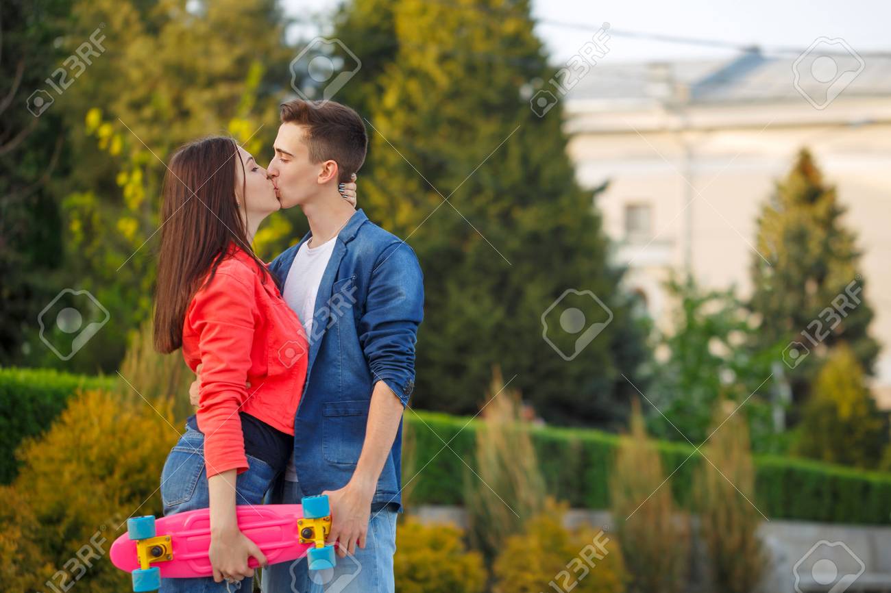 Jugendliche Auf Einen Termin Erste Liebe Leidenschaftlicher Kuss Und Starke Umarmung Sie Halt Ein Skateboard Romantische Beziehung Lizenzfreie Fotos Bilder Und Stock Fotografie Image 81928713