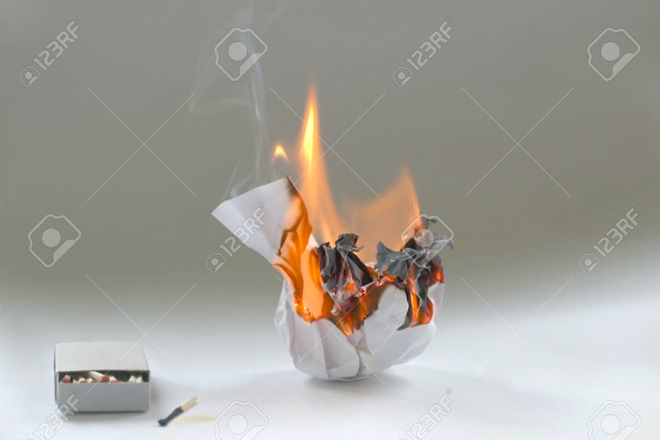 火とマッチボックスで燃える紙がくしゃくしゃになった 炎とマッチの箱に白い紙のボールを燃やす の写真素材 画像素材 Image
