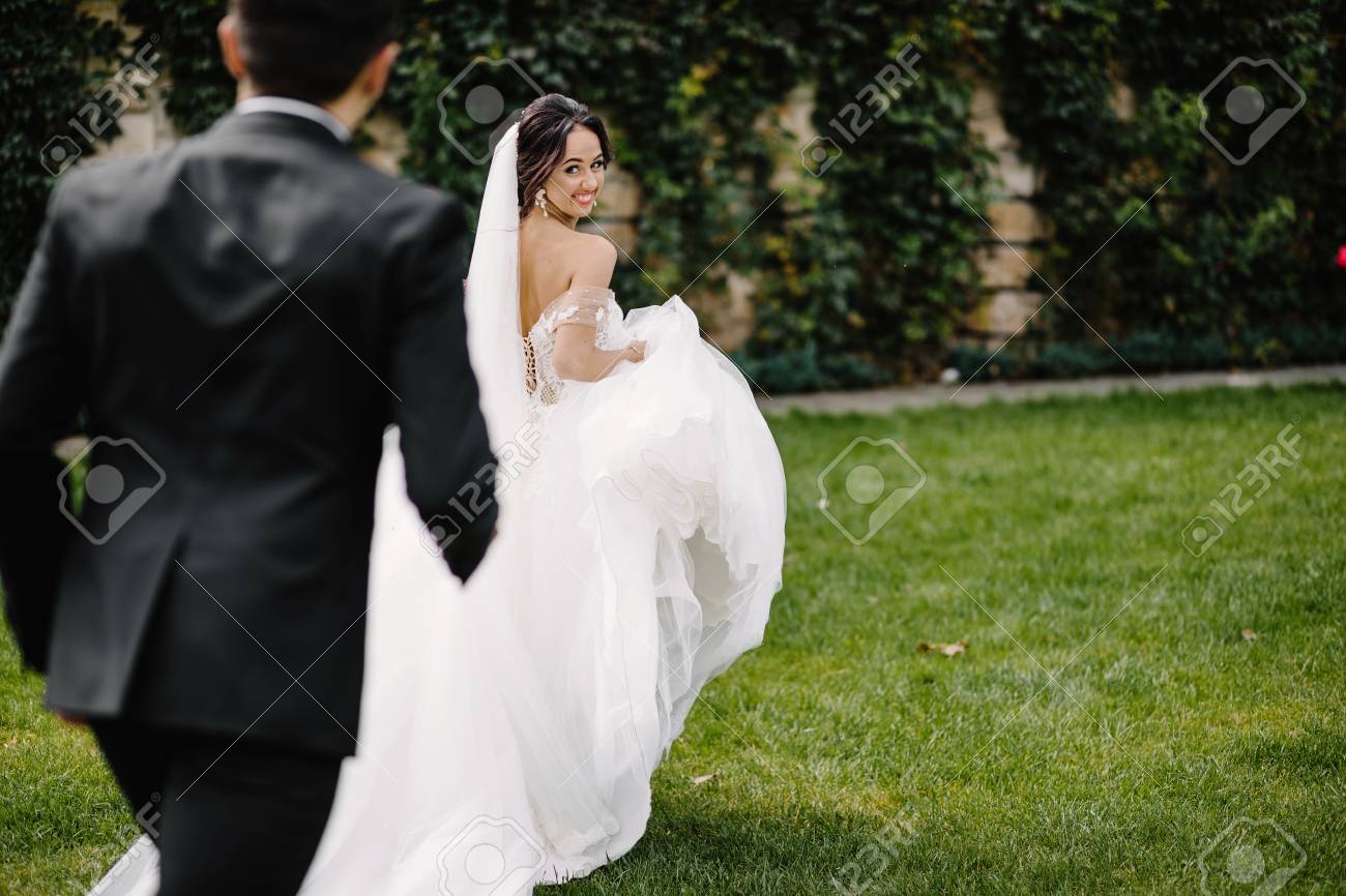 美しい結婚式のカップルが偶数でキスして上から見て の写真素材 画像素材 Image 美しい結婚式のカップルが偶数でキスして上から見て の写真素材 画像素材 Image