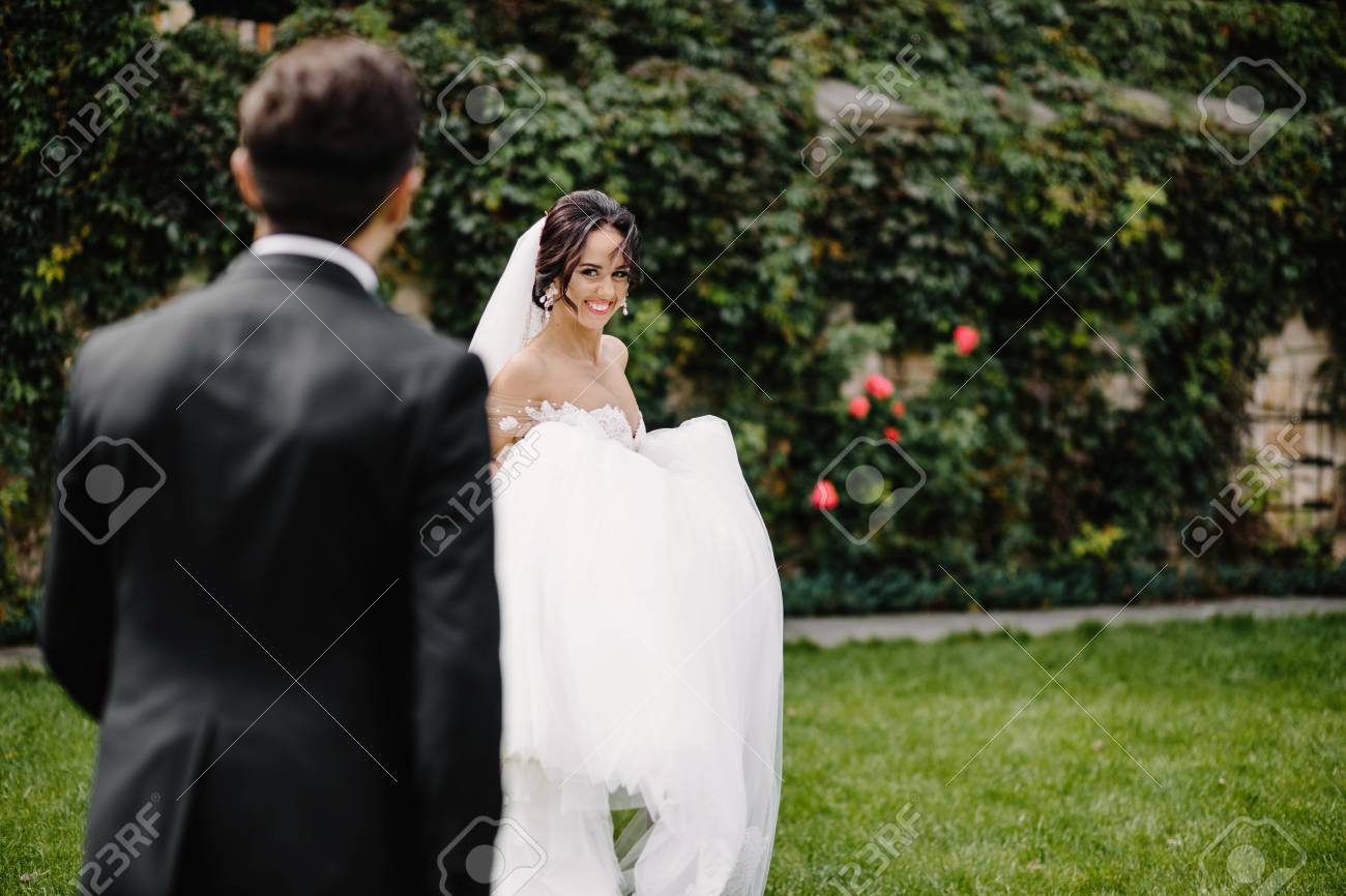 美しい結婚式のカップルが偶数でキスして上から見て の写真素材 画像素材 Image 美しい結婚式のカップルが偶数でキスして上から見て の写真素材 画像素材 Image