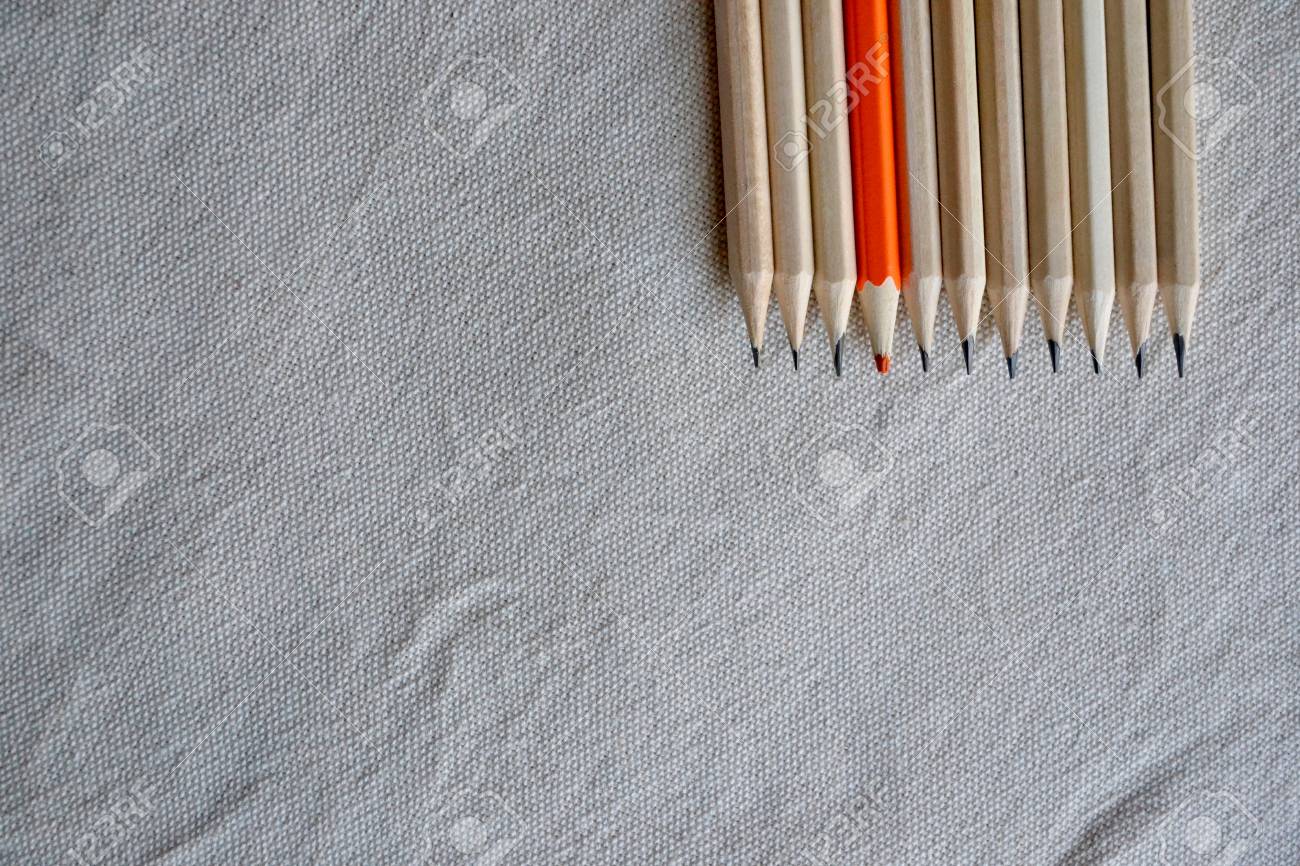 Lapis Laranja Em Um Grande Monte De Lapis Em Um Fundo De Tela De Linho Fique Fora Do Conceito De Multidao Fotos Retratos Imagenes Y Fotografia De Archivo Libres De Derecho Image