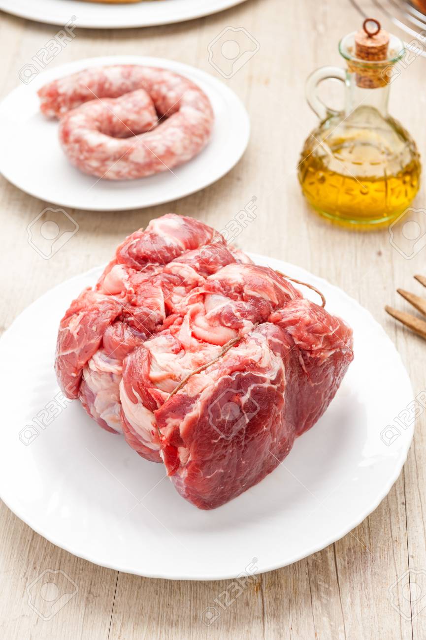 Morceau De Roti De Boeuf Cru Pret A Etre Cuit Banque D Images Et