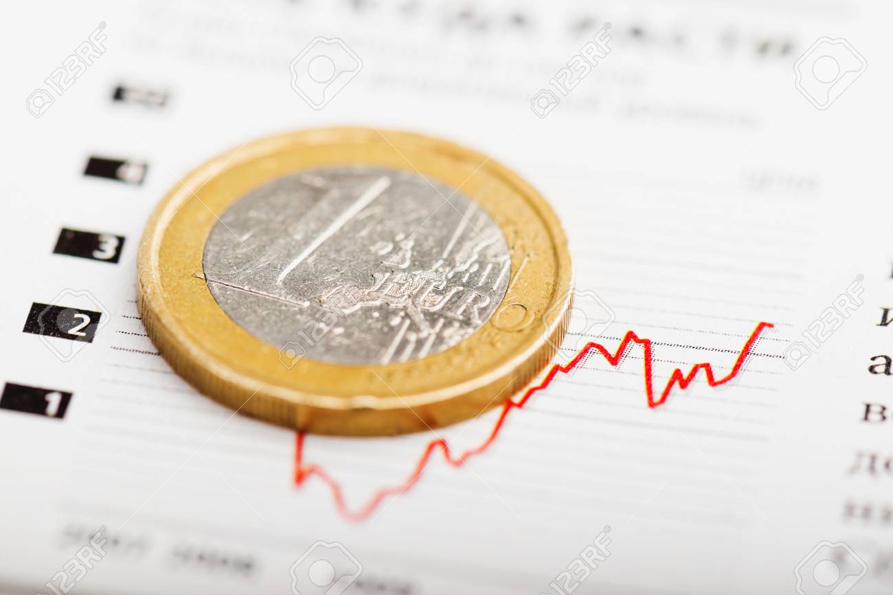 변동하는 그래프에 하나의 유로 동전입니다. 유로 환율 로열티 무료 사진, 그림, 이미지 그리고 스톡포토그래피. Image 28698690
