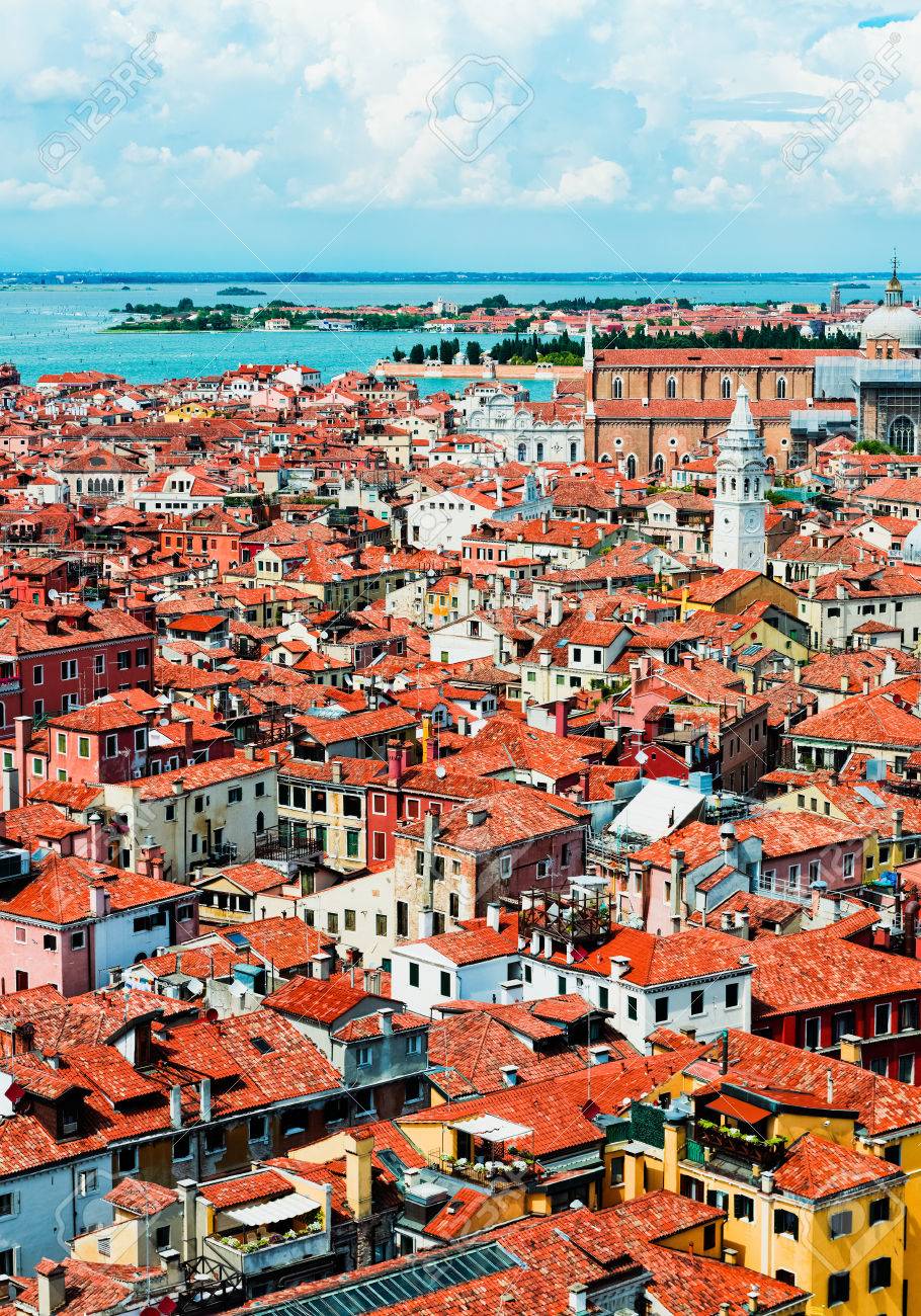 伝統的な地中海の美しい景色を眺める家ヴェネツィア カンパニーレ ディ サン マルコから赤瓦屋根 ヴェネツィア イタリア ヨーロッパ の写真素材 画像素材 Image