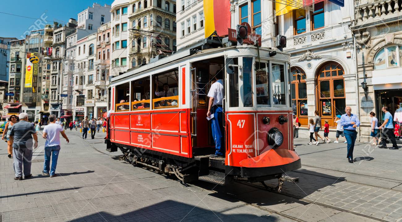 イスタンブール トルコ 13 年 8 月 27 日 レトロなトラムはイスタンブールの賑やかなイスティクラル通りに沿って移動します それは単一の週末 1 日で約 300 万人が訪れて イスタンブールで最も有名な通り の写真素材 画像素材 Image
