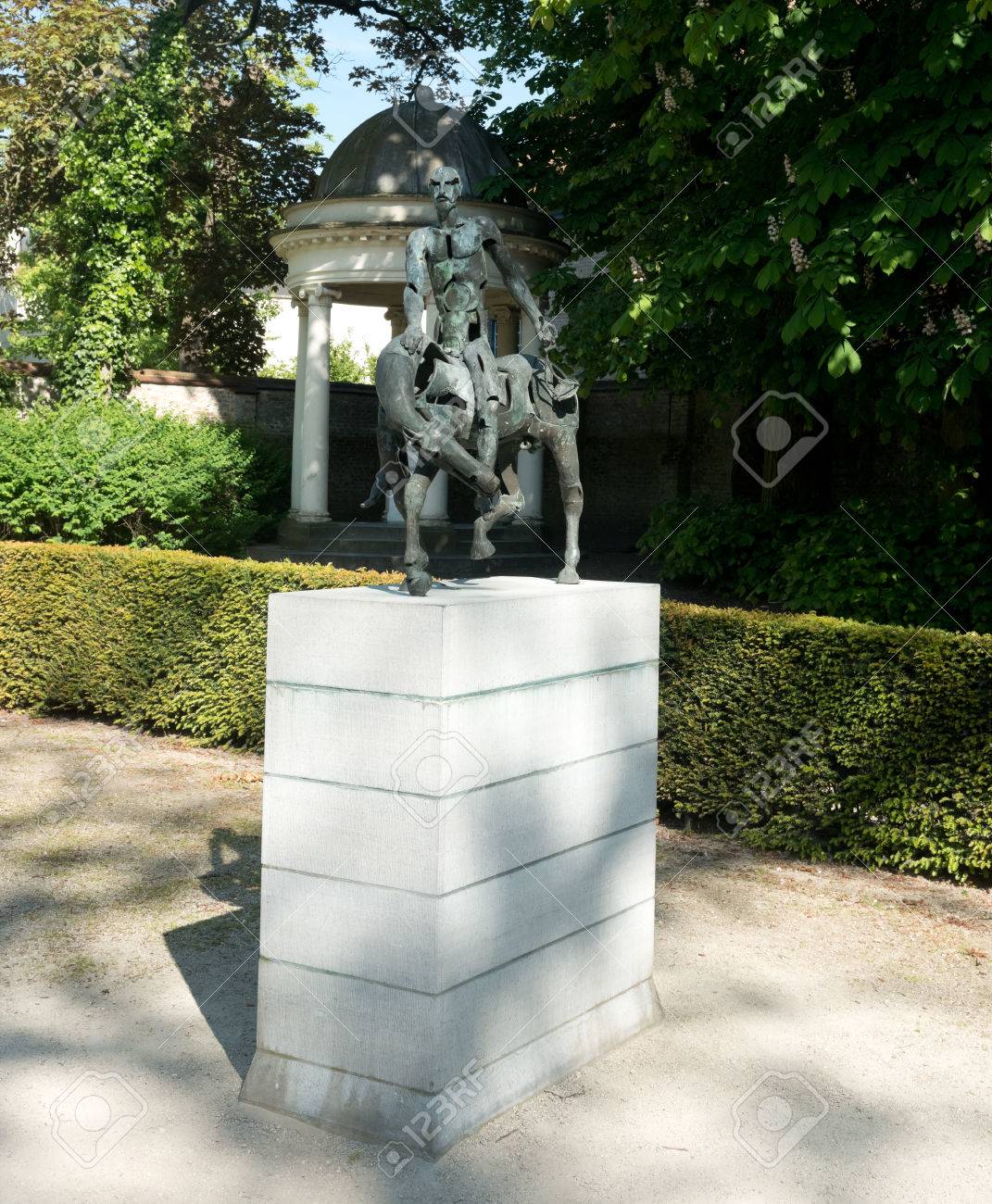 Brugge Belgien 27 Mai 2015 Der Arendts Garten Verfugt Uber Eine Moderne Skulptur Die Vier Reiter Der Apokalypse In Brugge Darstellt Belgien Lizenzfreie Fotos Bilder Und Stock Fotografie Image 49262395