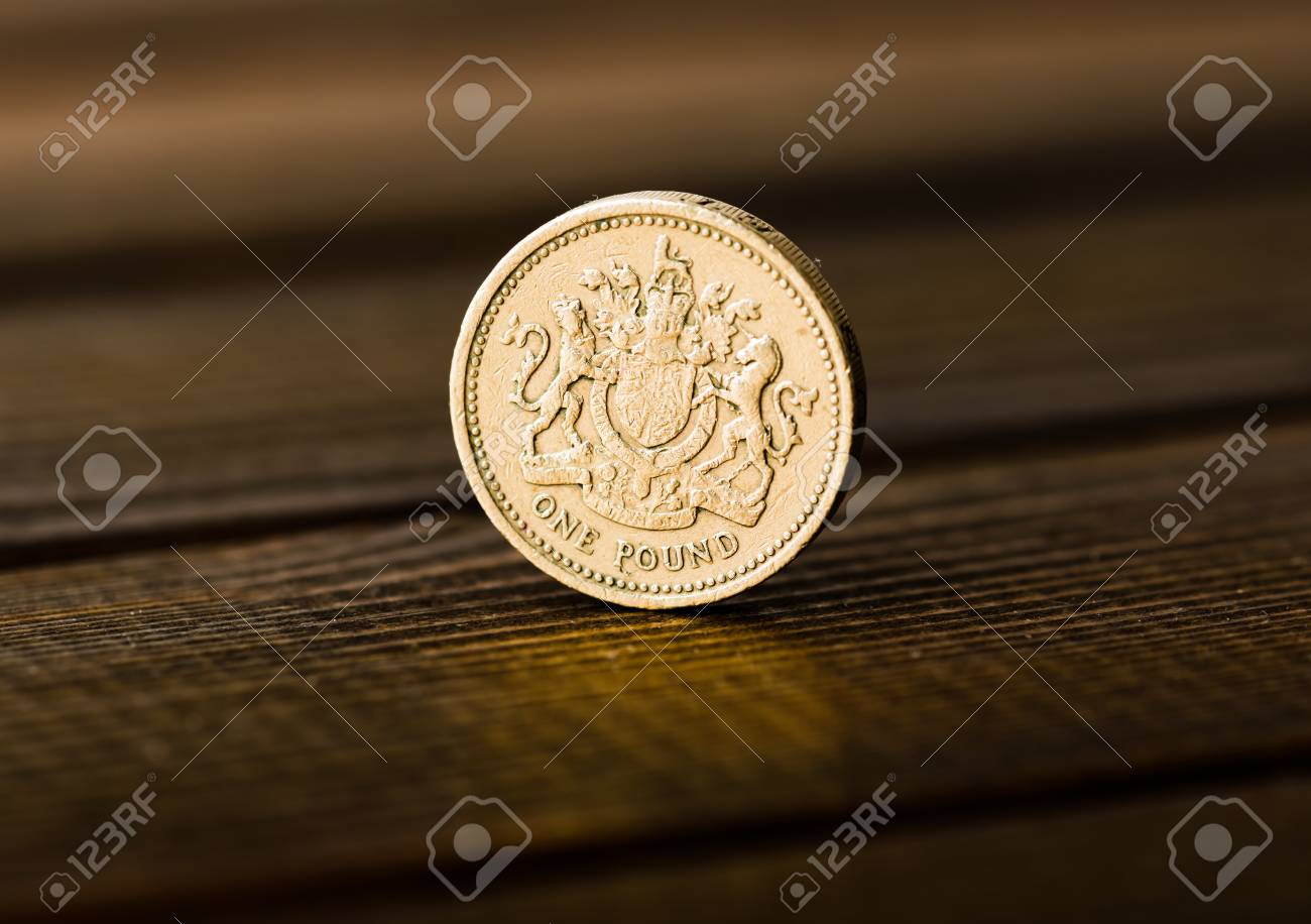 монетка на английском. монетка на английском. монетка на английском. один фунт стерлингов монеты великобритании. покажи монету английскую елизаветы 2 с обточенными краями.